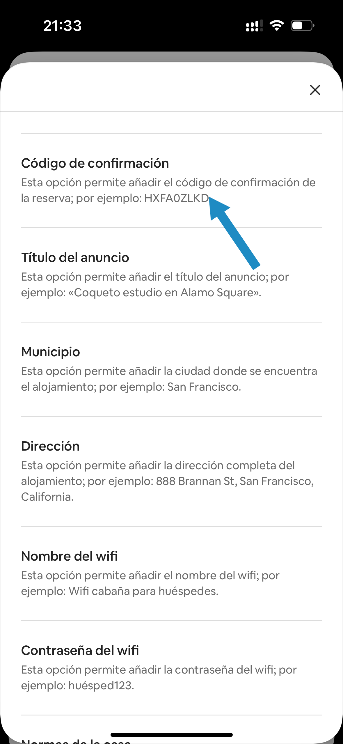 Airbnb's “Insertar” menu with the “Código de confirmación” option.